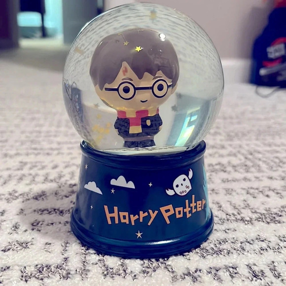 Harry Potter Snow Globe - Picture 2 of 4